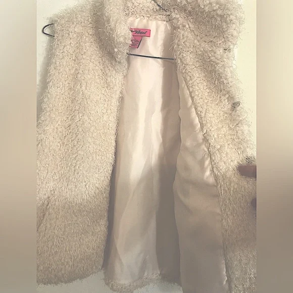 Betsey Johnson Faux Fur Off White Vest .Front Hook Eye Close and Pockets. Size M - Picture 5 of 13